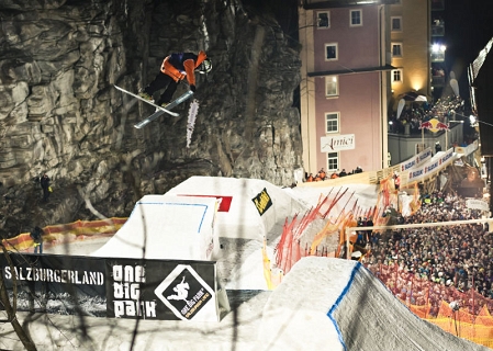 Freeskier springt über Schanze in Gastein